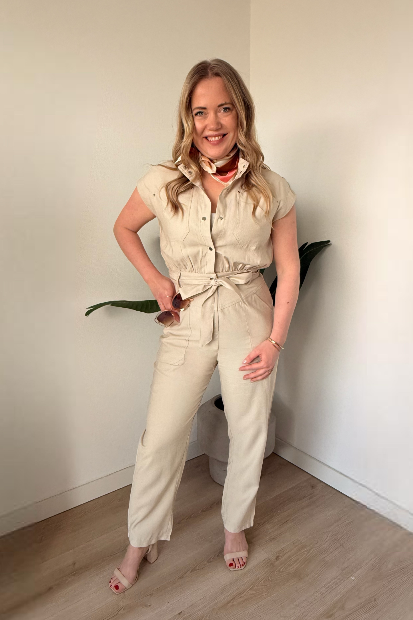 Aura Jumpsuit Taupe/Beige – Mouwloze Utility Jumpsuit met Tailleband