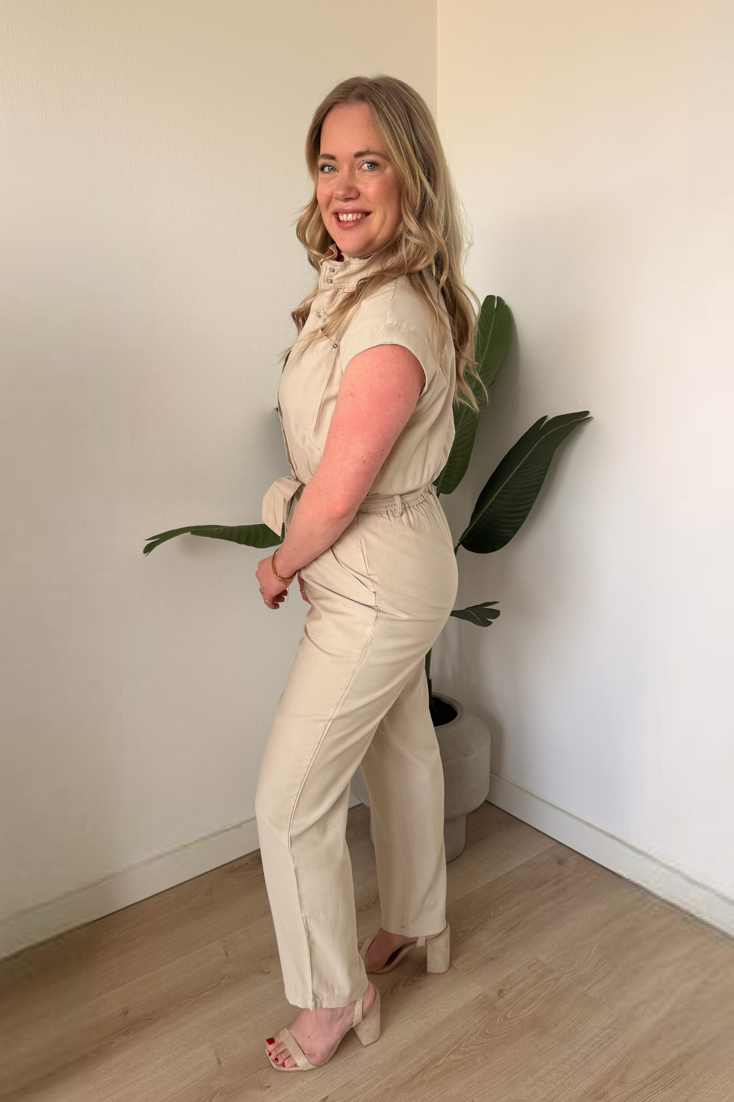 Aura Jumpsuit Taupe/Beige – Mouwloze Utility Jumpsuit met Tailleband