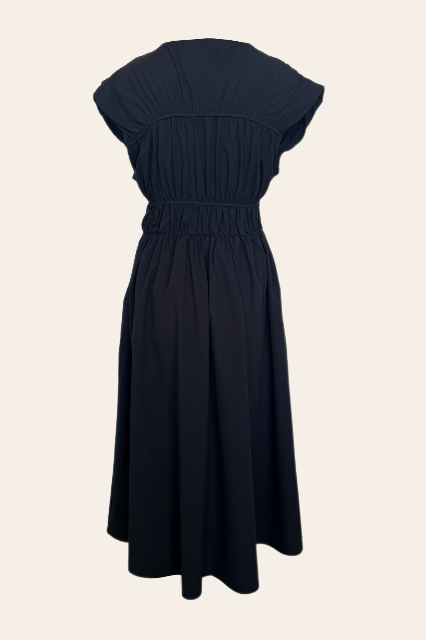 Ease Dress – Zwarte Midi Jurk met Zakken & Strikdetails