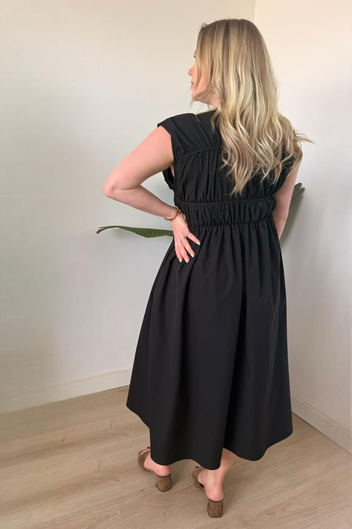 Ease Dress – Zwarte Midi Jurk met Zakken & Strikdetails