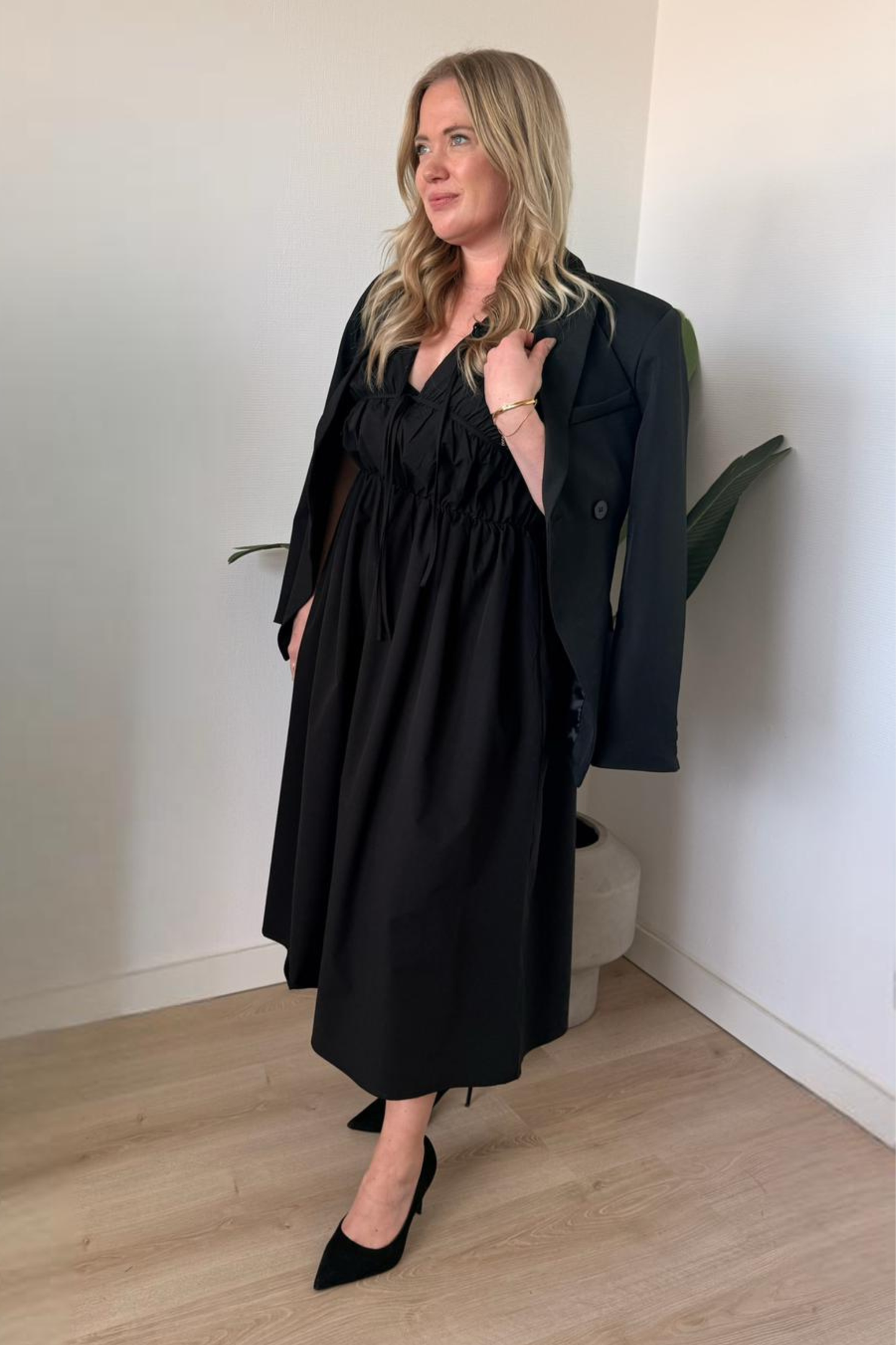 Ease Dress – Zwarte Midi Jurk met Zakken & Strikdetails
