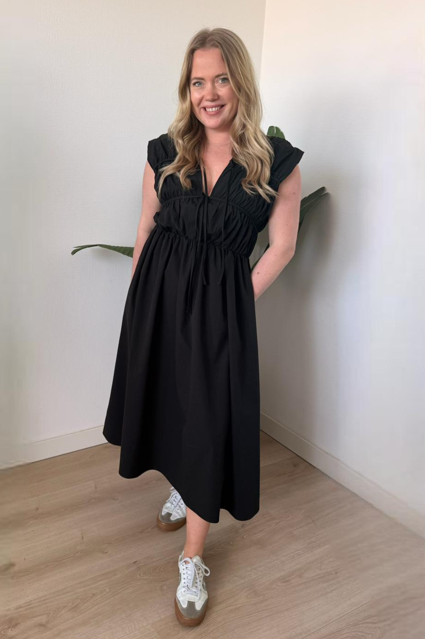 Ease Dress – Zwarte Midi Jurk met Zakken & Strikdetails
