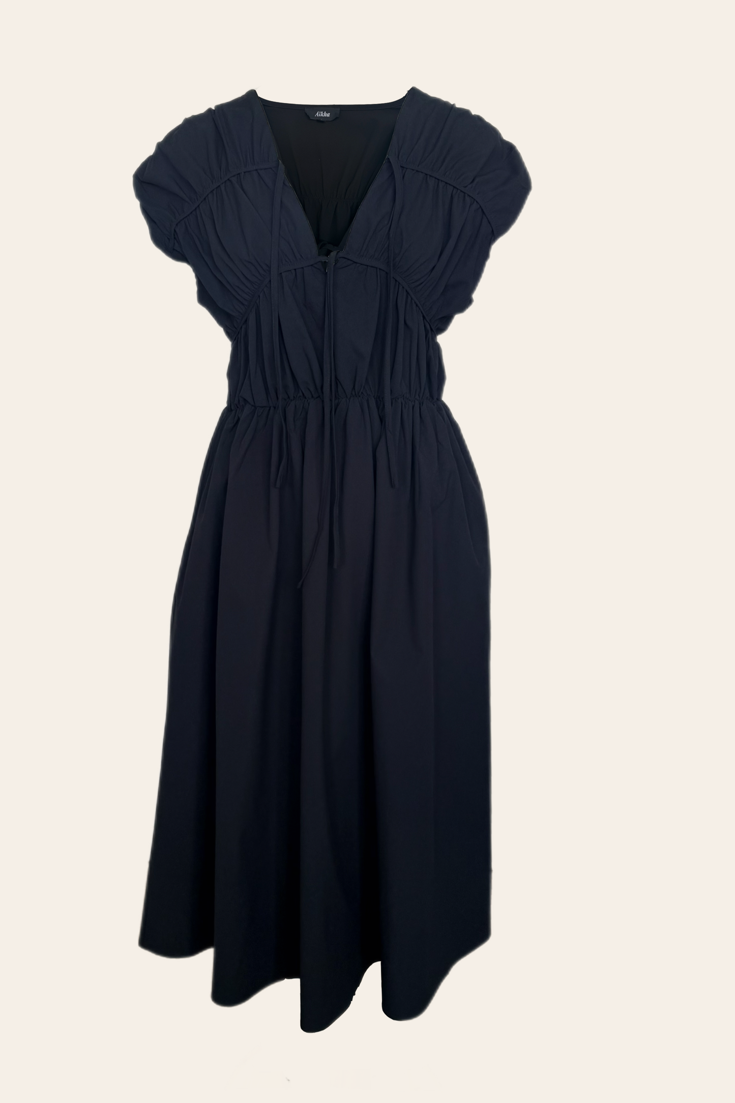 Ease Dress – Zwarte Midi Jurk met Zakken & Strikdetails