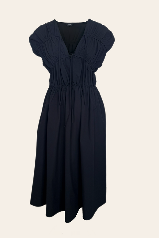 Ease Dress – Zwarte Midi Jurk met Zakken & Strikdetails