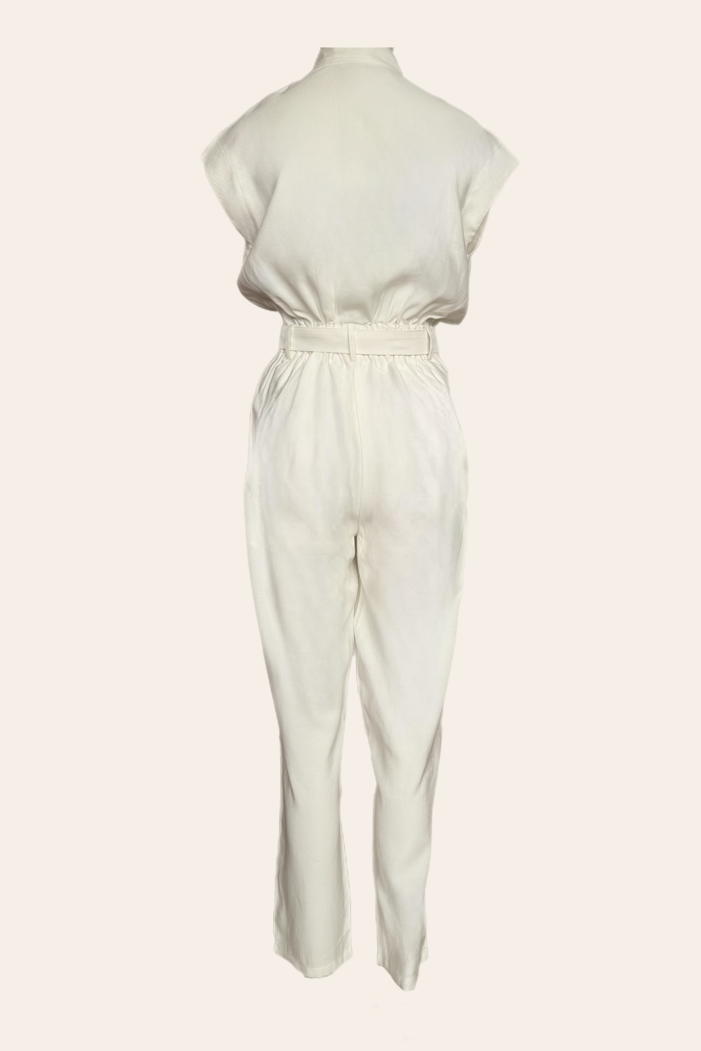 Aura Jumpsuit Wit – Mouwloze Utility Jumpsuit met Tailleband