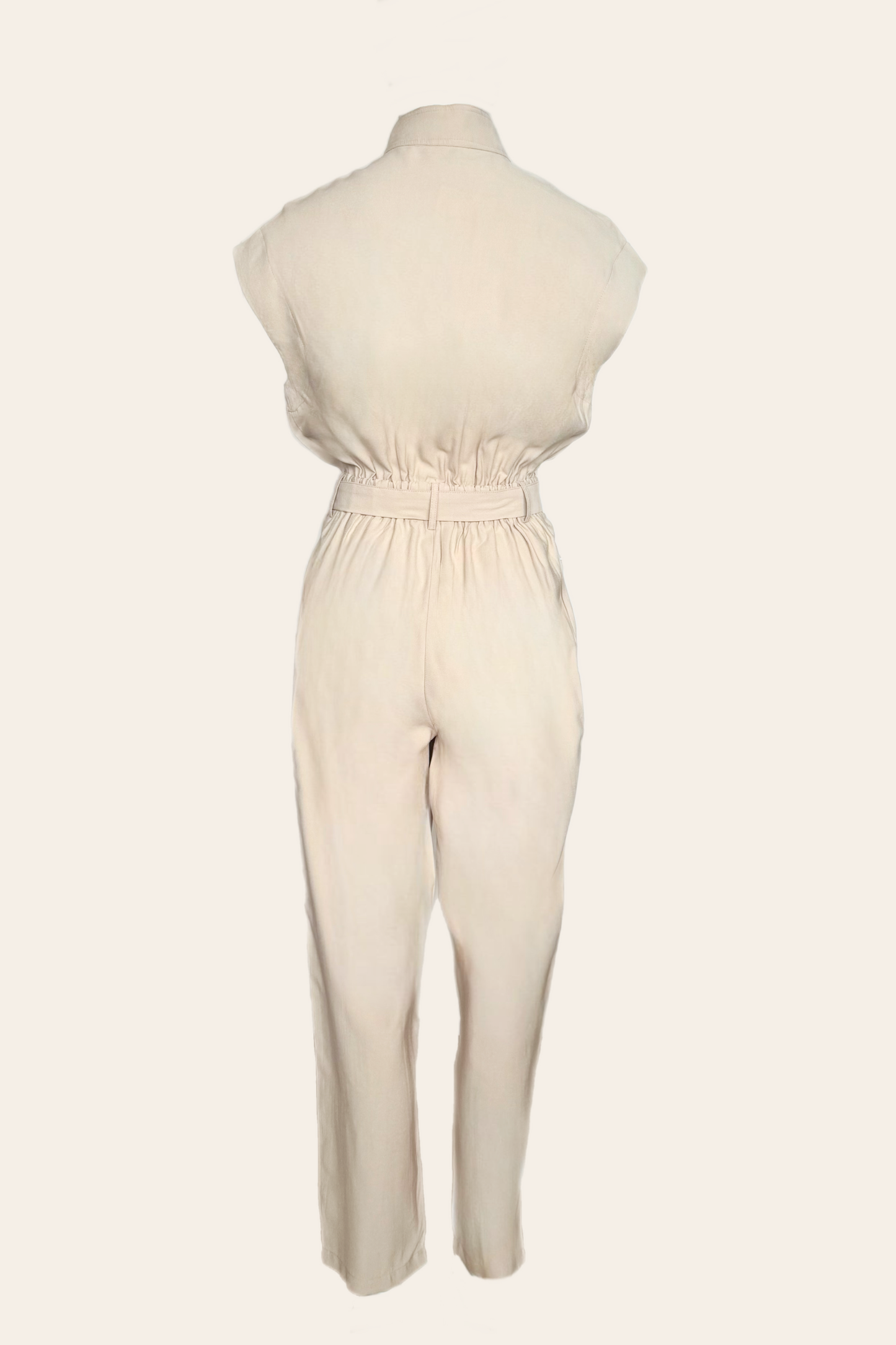 Aura Jumpsuit Taupe/Beige – Mouwloze Utility Jumpsuit met Tailleband