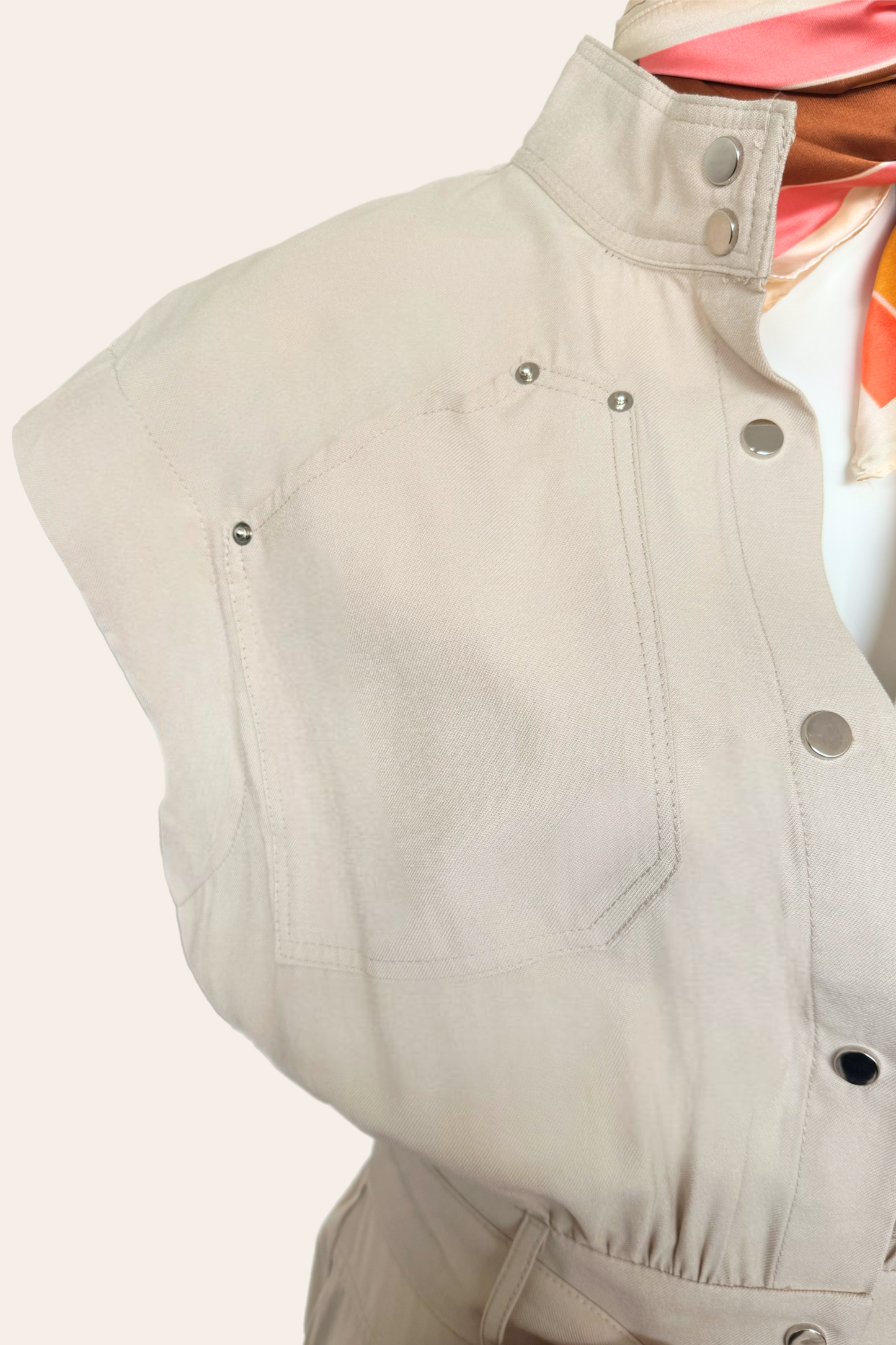 Aura Jumpsuit Taupe/Beige – Mouwloze Utility Jumpsuit met Tailleband